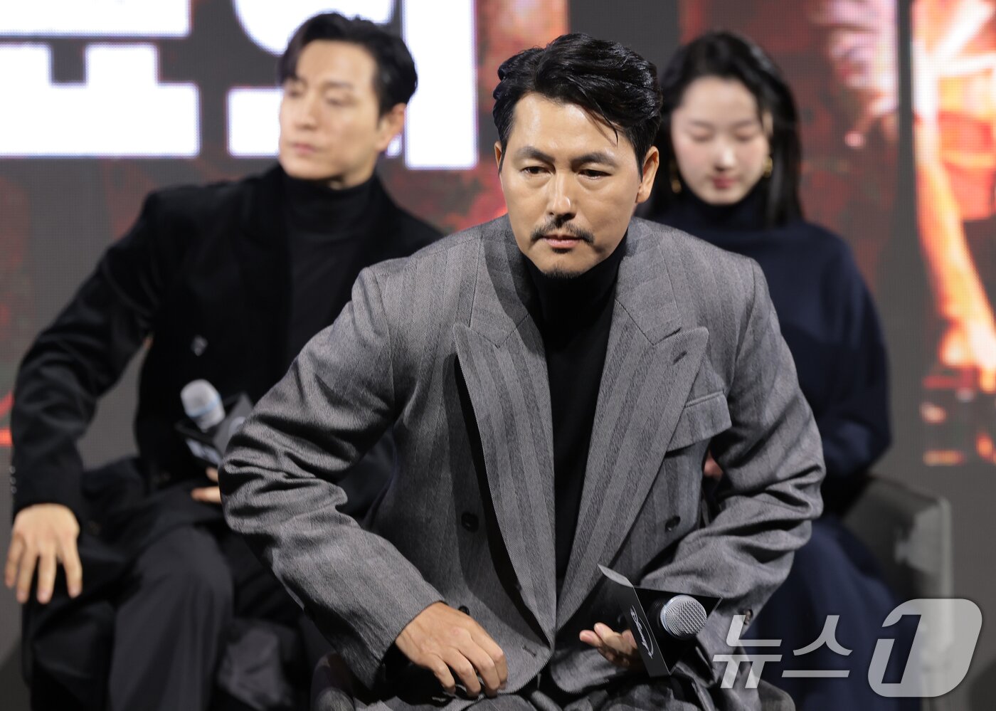 본문 이미지 - 배우 정우성이 15일 서울 강남구 그랜드 인터컨티넨탈 파르나스에서 진행된 디즈니+ 오리지널 시리즈 '메이드 인 코리아' 제작발표회에 참석해 의자에 앉고 있다. ⓒ News1 권현진 기자