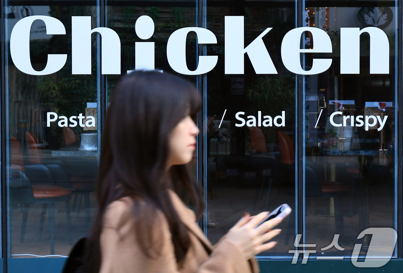 (서울=뉴스1) 이호윤 기자 = 치킨을 판매할 때 조리 전 닭고기 무게를 소비자에게 고지해야 하는 '치킨 중량표시제'가 본격적으로 시행되는 15일 서울 시내의 한 치킨매장 앞으로 …