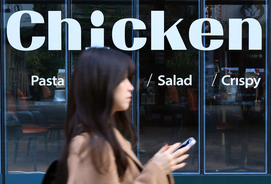 bhc에서 교촌 간장맛을?…치킨업계, 대표 메뉴 경계 허물기 나섰다