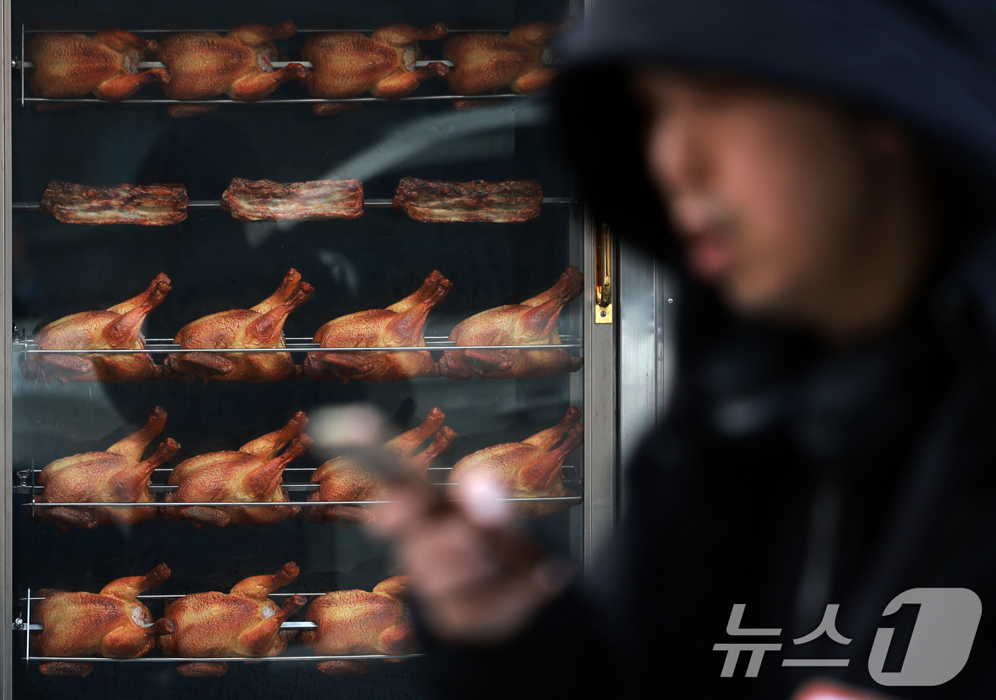 (서울=뉴스1) 이호윤 기자 = 치킨을 판매할 때 조리 전 닭고기 무게를 소비자에게 고지해야 하는 '치킨 중량표시제'가 본격적으로 시행되는 15일 서울 시내의 한 치킨매장 앞으로 …