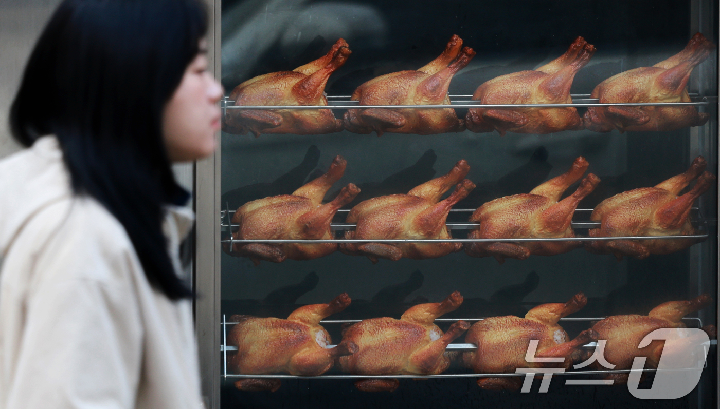 (서울=뉴스1) 이호윤 기자 = 치킨을 판매할 때 조리 전 닭고기 무게를 소비자에게 고지해야 하는 '치킨 중량표시제'가 본격적으로 시행되는 15일 서울 시내의 한 치킨매장 앞으로 …