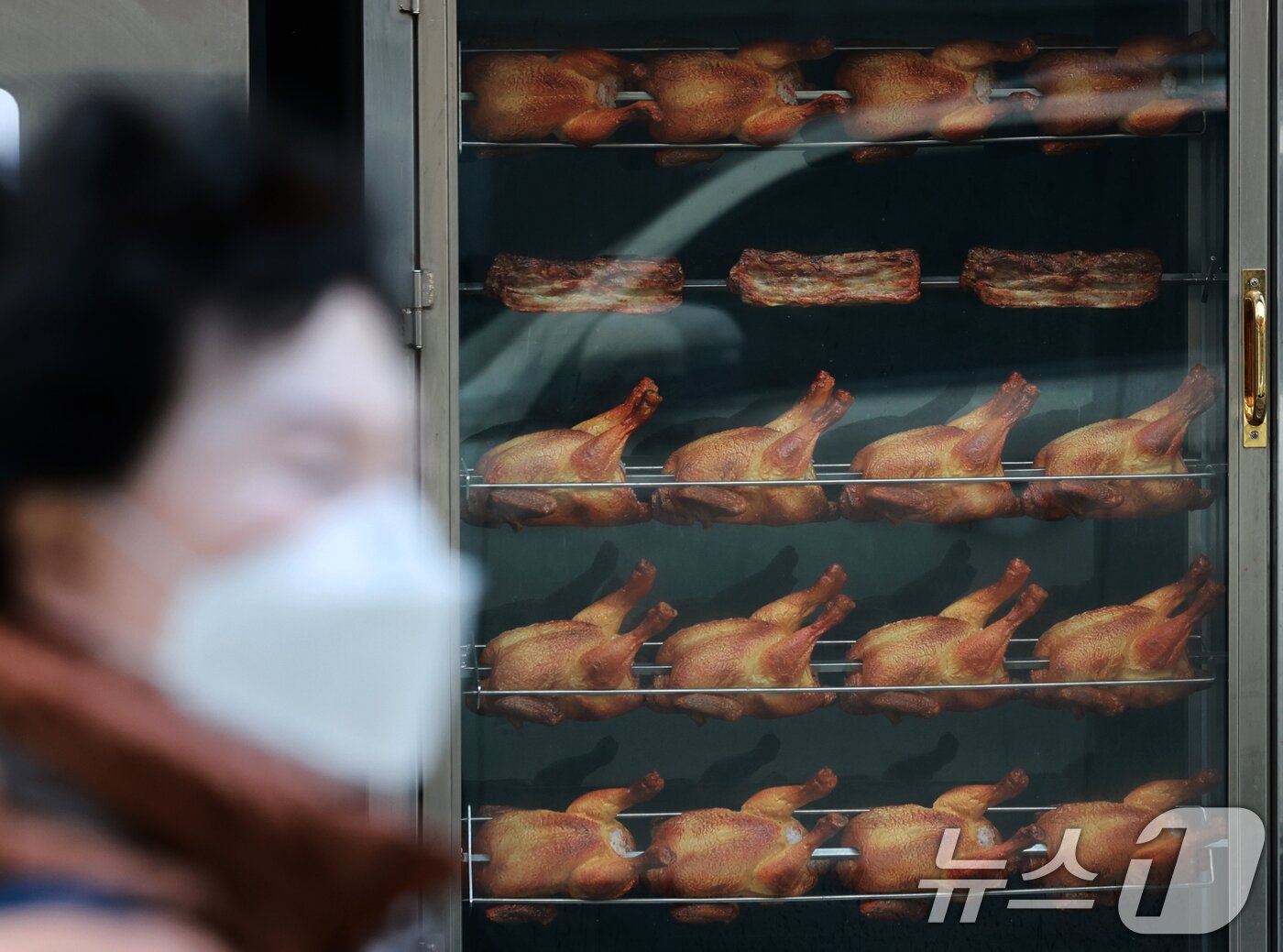 본문 이미지 - 서울 시내의 한 치킨매장 앞으로 시민이 지나가고 있다.ⓒ 뉴스1 이호윤 기자