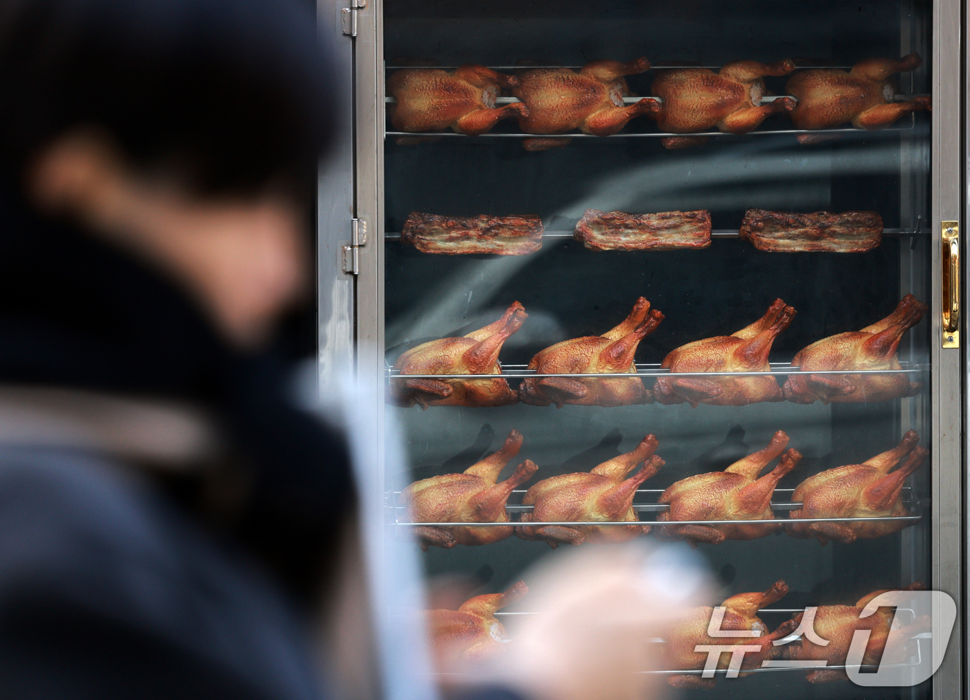 (서울=뉴스1) 이호윤 기자 = 치킨을 판매할 때 조리 전 닭고기 무게를 소비자에게 고지해야 하는 '치킨 중량표시제'가 본격적으로 시행되는 15일 서울 시내의 한 치킨매장 앞으로 …