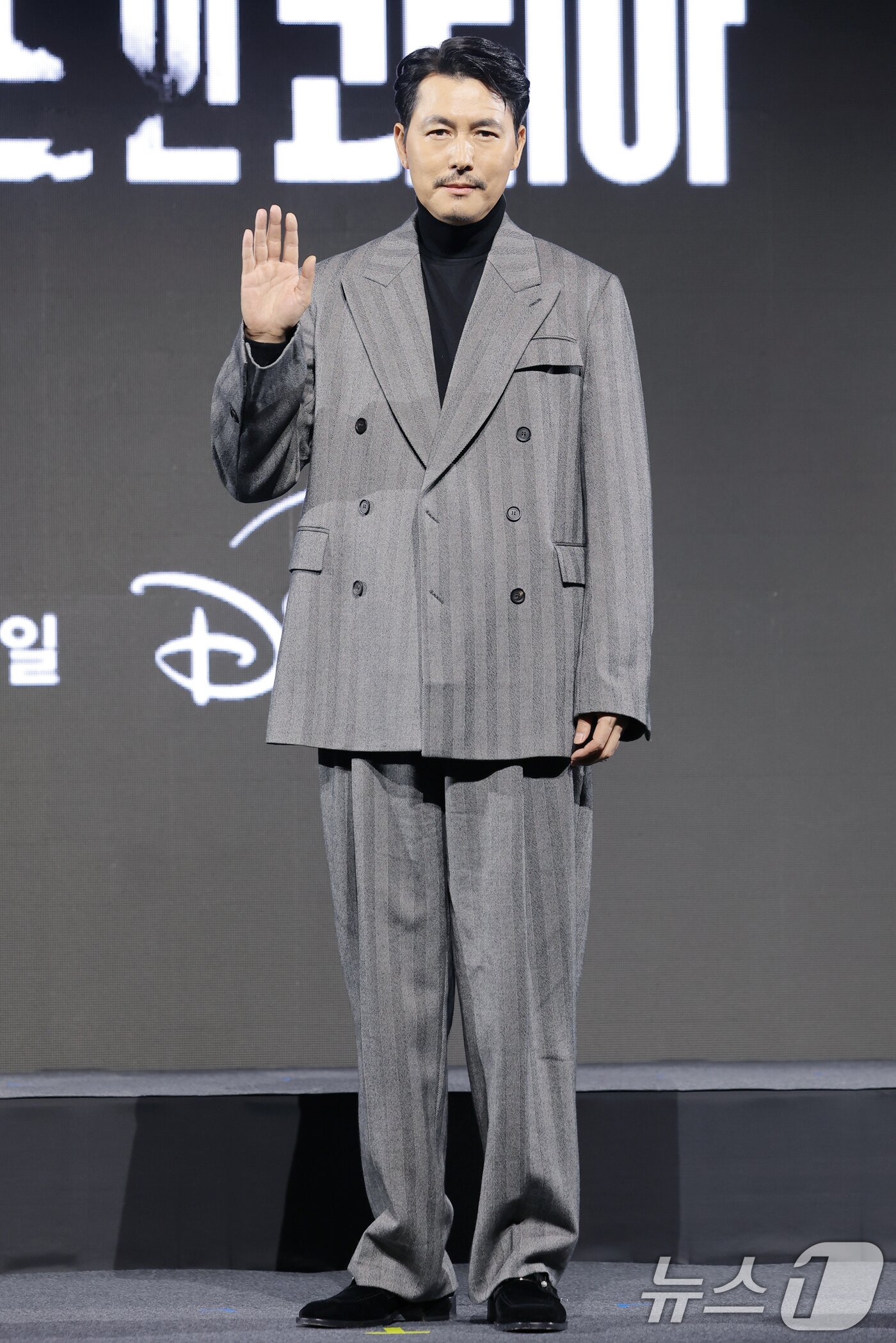 본문 이미지 - 배우 정우성이 15일 서울 강남구 그랜드 인터컨티넨탈 파르나스에서 진행된 디즈니+ 오리지널 시리즈 '메이드 인 코리아' 제작발표회에 참석해 포즈를 취하고 있다. ⓒ News1 권현진 기자