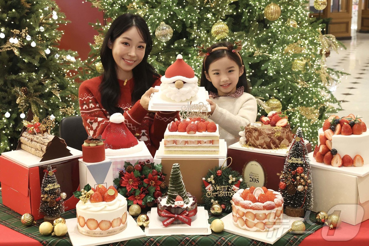 (서울=뉴스1) = 신세계백화점이 눈처럼 포근한 크리스마스 분위기를 담은 특별한 케이크를 오는 25일까지 신세계백화점 강남 지하1층 스위트파크에서 선보인다고 15일 밝혔다. 사진은 …