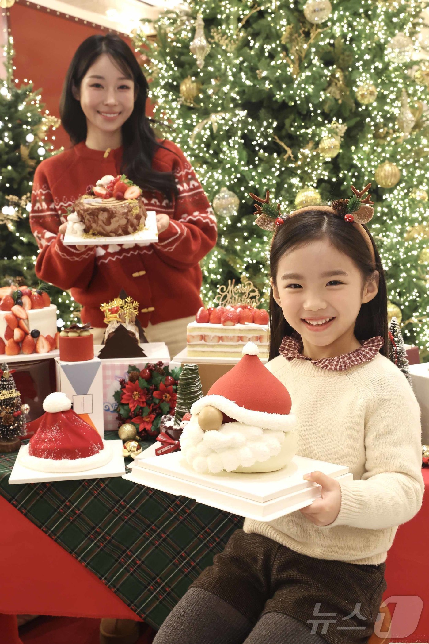 (서울=뉴스1) = 신세계백화점이 눈처럼 포근한 크리스마스 분위기를 담은 특별한 케이크를 오는 25일까지 신세계백화점 강남 지하1층 스위트파크에서 선보인다고 15일 밝혔다. 사진은 …