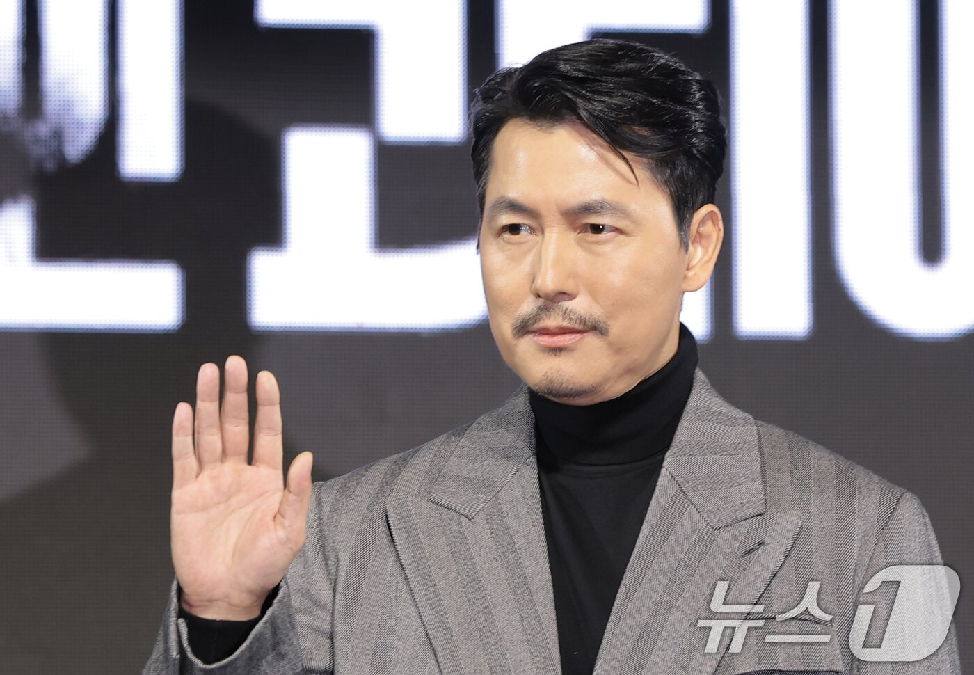 본문 이미지 - 배우 정우성이 15일 서울 강남구 그랜드 인터컨티넨탈 파르나스에서 진행된 디즈니+ 오리지널 시리즈 '메이드 인 코리아' 제작발표회에 참석해 손 인사를 하고 있다. ⓒ News1 권현진 기자