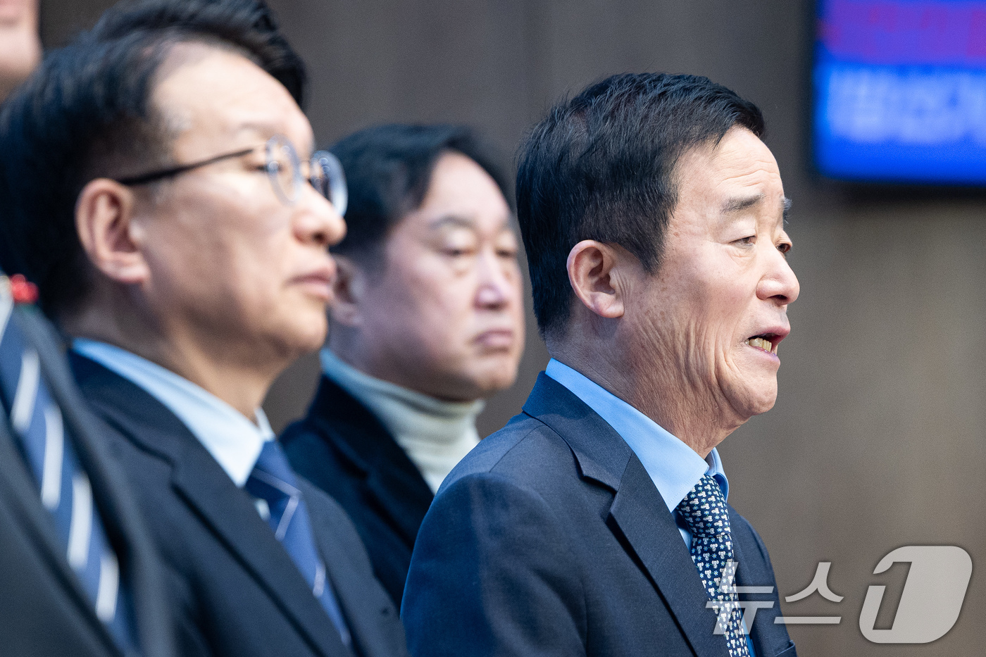 (서울=뉴스1) 유승관 기자 = 강득구 더불어민주당 의원이 15일 서울 여의도 국회 소통관에서 기자회견을 열고 최고위원 출마를 선언하고 있다. 2025.12.15/뉴스1