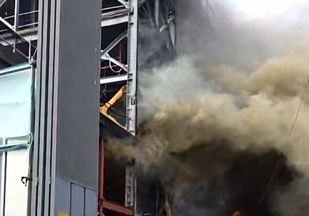 화성 방교동 공장 리모델링 공사현장 불 완진…3명 화상 (종합)