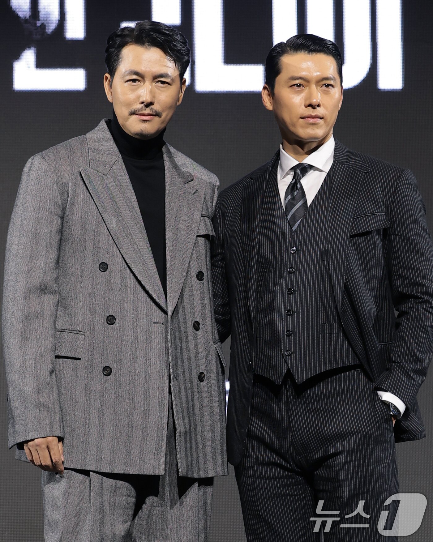 본문 이미지 - 배우 정우성과 현빈(오른쪽)이 15일 서울 강남구 그랜드 인터컨티넨탈 파르나스에서 진행된 디즈니+ 오리지널 시리즈 '메이드 인 코리아' 제작발표회에 참석해 포즈를 취하고 있다. '메이드 인 코리아'는 1970년대 혼란과 도약이 공존했던 대한민국, 국가를 수익모델로 삼아 부와 권력의 정점에 오르려는 사내 백기태(현빈 분)와 그를 끝까지 추적하는 검사 장건영(정우성 분)이 시대를 관통하는 거대한 사건들과 직면하는 이야기를 그린 작품이다, 2025.12.15/뉴스1 ⓒ News1 권현진 기자