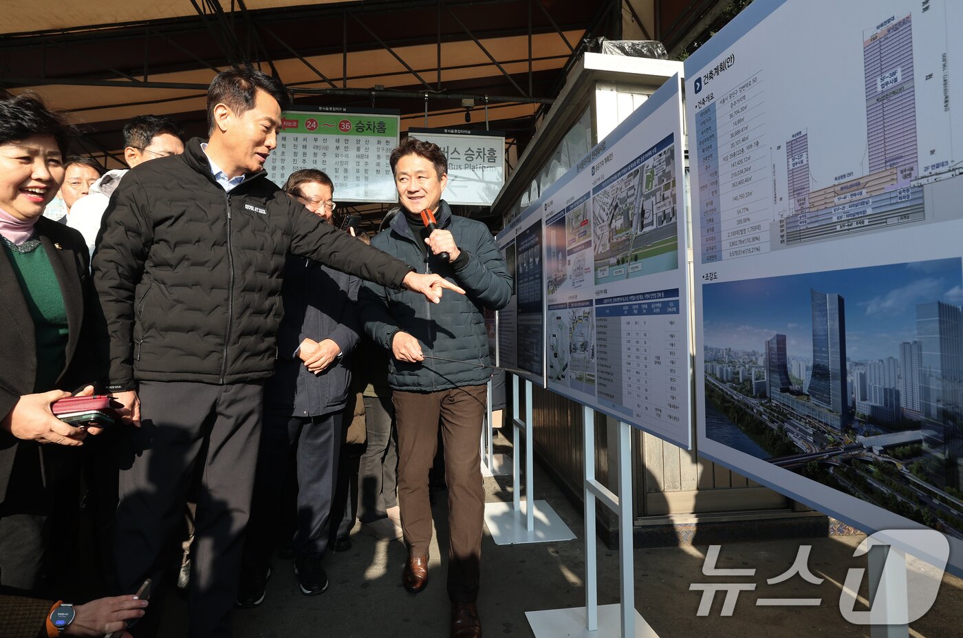본문 이미지 - 오세훈 서울시장이 15일 오전 현대화 사업을 추진 중인 서울 광진구 동서울터미널 방문해 사업 추진 계획을 보고받고 있다. 서울시는 2026년 착공을 목표로 노후한 동서울터미널을 여객·업무·판매·문화를 아우르는 지하 7층~지상 39층 규모의 초대형 복합교통허브로 조성할 계획이다. 2025.12.15/뉴스1 ⓒ News1 오대일 기자