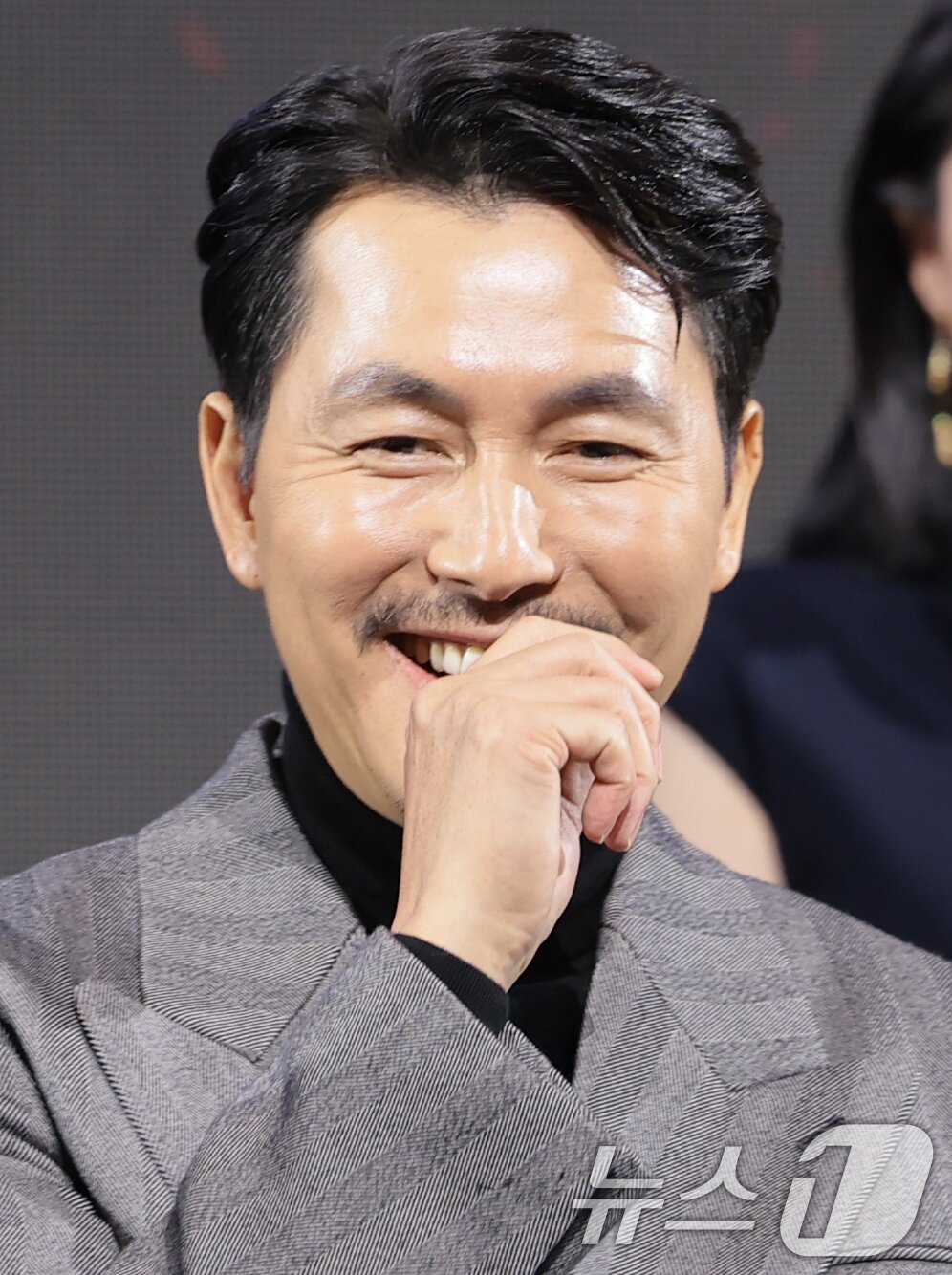 본문 이미지 - 배우 정우성이 15일 서울 강남구 그랜드 인터컨티넨탈 파르나스에서 진행된 디즈니+ 오리지널 시리즈 '메이드 인 코리아' 제작발표회에 참석해 미소를 짓고 있다. ⓒ News1 권현진 기자