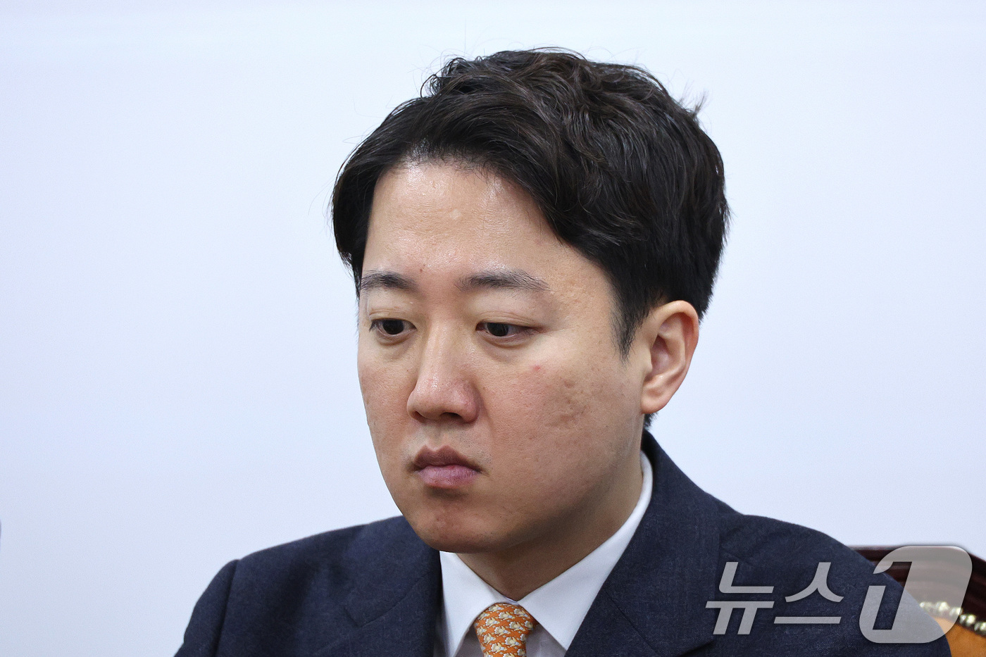 (서울=뉴스1) 신웅수 기자 = 이준석 개혁신당 대표가 15일 서울 여의도 국회에서 열린 최고위원회의에서 자료를 살펴보고 있다. 2025.12.15/뉴스1