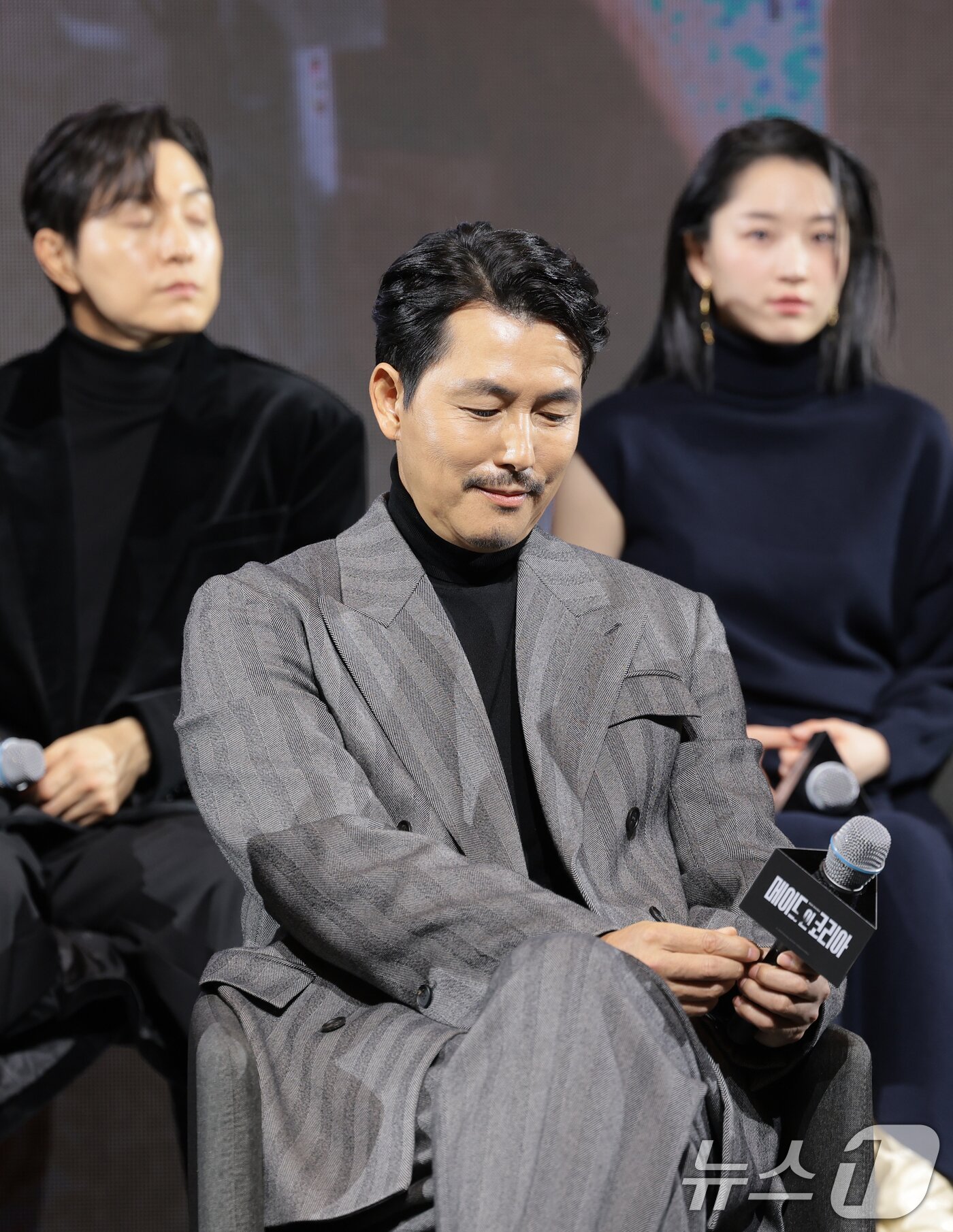 본문 이미지 - 배우 정우성이 15일 서울 강남구 그랜드 인터컨티넨탈 파르나스에서 진행된 디즈니+ 오리지널 시리즈 '메이드 인 코리아' 제작발표회에 참석해 가족관계 변화에 대한 질문을 받고 있다. ⓒ News1 권현진 기자