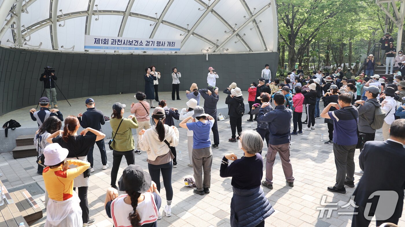 본문 이미지 - 건강한마당 행사에 참여한 시민들 모습.(과천시 제공)
