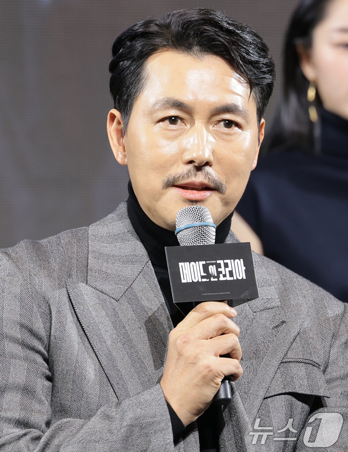 본문 이미지 - 배우 정우성이 15일 서울 강남구 그랜드 인터컨티넨탈 파르나스에서 진행된 디즈니+ 오리지널 시리즈 '메이드 인 코리아' 제작발표회에 참석해 가족관계 변화에 대한 질문에 답하고 있다. ⓒ News1 권현진 기자