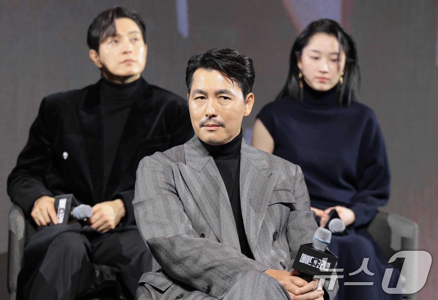 본문 이미지 - 배우 정우성이 15일 서울 강남구 그랜드 인터컨티넨탈 파르나스에서 진행된 디즈니+ 오리지널 시리즈 '메이드 인 코리아' 제작발표회에 참석해 가족관계 변화에 대한 질문을 듣고 있다. ⓒ News1 권현진 기자