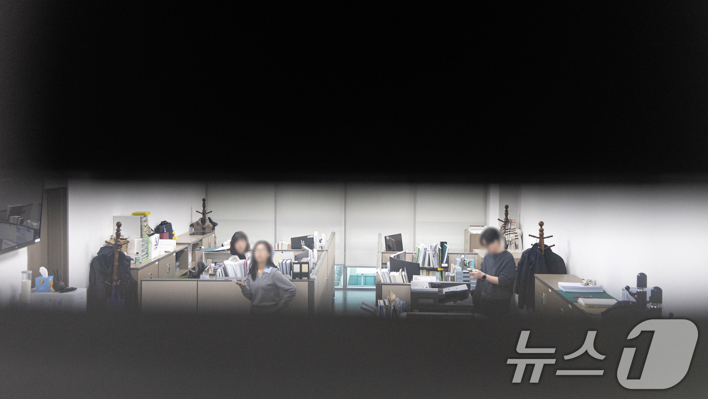 (서울=뉴스1) 이승배 기자 = 경찰이 세계평화통일가정연합(통일교)의 정치권 불법 지원 의혹에 대해 전방위적인 압수수색에 나선 15일 서울 여의도 국회 전재수 더불어민주당 의원실의 …