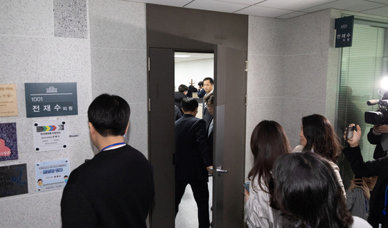 경찰, 통일교 지원 의혹 전재수 의원실 압수수색