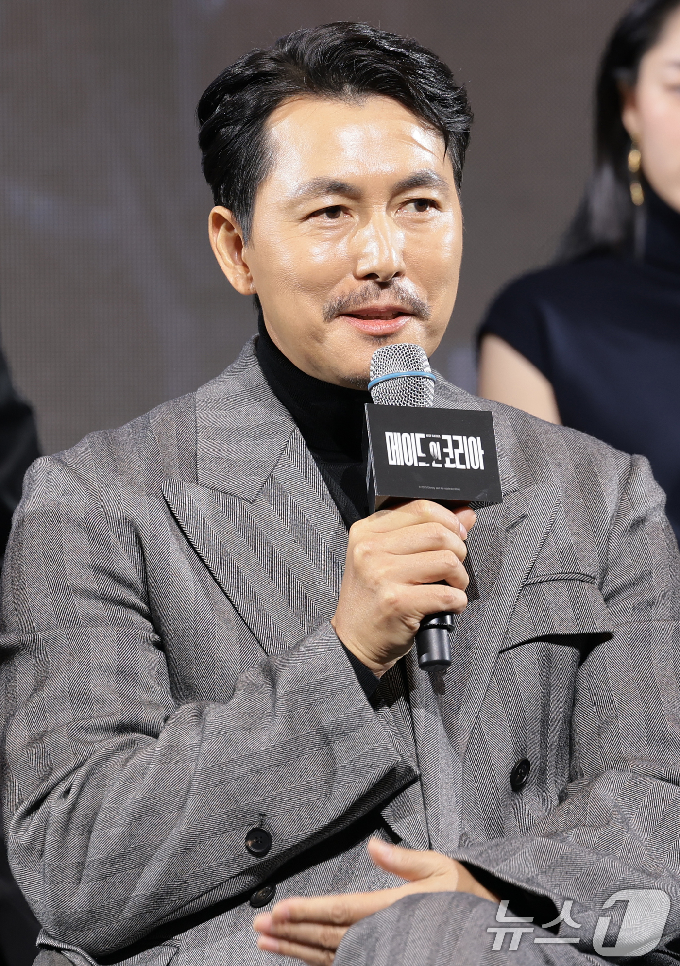 (서울=뉴스1) 권현진 기자 = 배우 정우성이 15일 서울 강남구 그랜드 인터컨티넨탈 파르나스에서 진행된 디즈니+ 오리지널 시리즈 '메이드 인 코리아' 제작발표회에 참석해 취재진 …