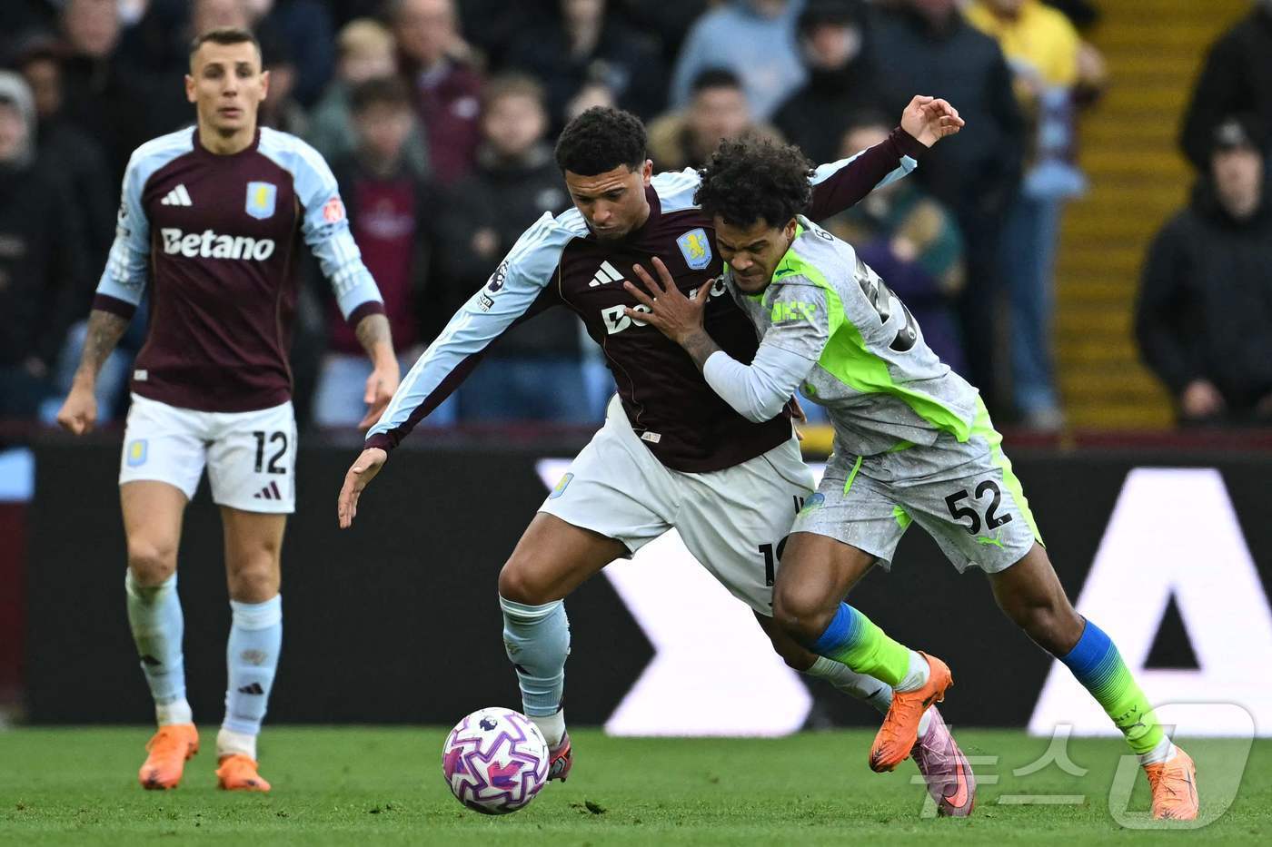 본문 이미지 - 우승 경쟁 중인 맨시티와 애스턴 빌라. ⓒ AFP=뉴스1