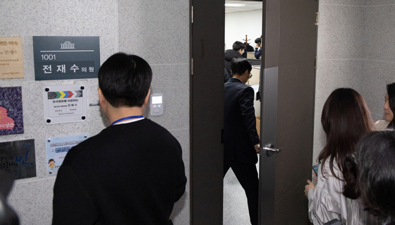 경찰, '통일교 지원 의혹' 전재수 의원실 압수수색