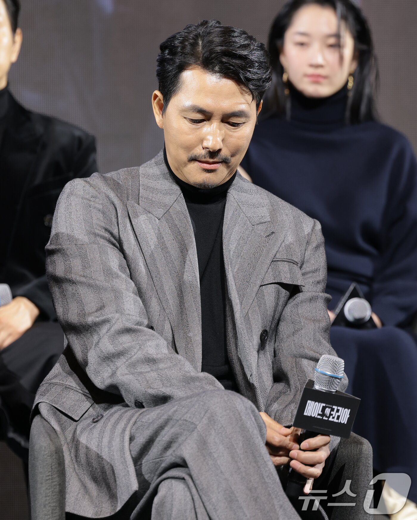 본문 이미지 - 배우 정우성이 15일 서울 강남구 그랜드 인터컨티넨탈 파르나스에서 진행된 디즈니+ 오리지널 시리즈 '메이드 인 코리아' 제작발표회에 참석해 가족관계 변화에 대한 질문을 받고 있다. ⓒ News1 권현진 기자