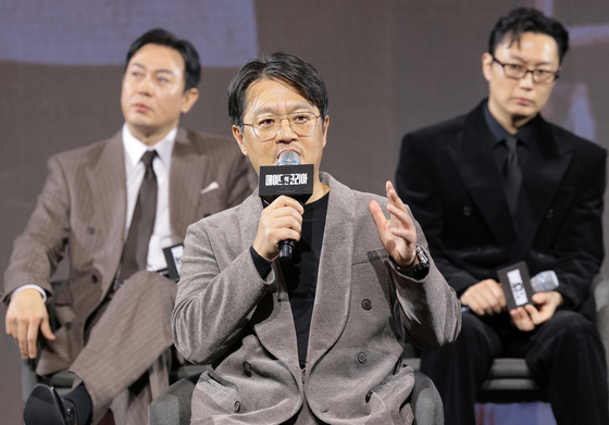 취재진 질문에 답하는 우민호 감독