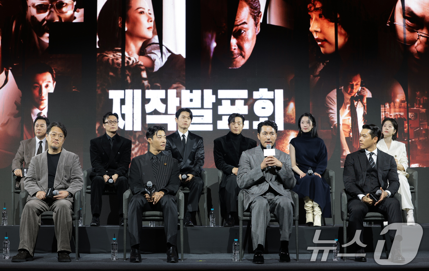 (서울=뉴스1) 권현진 기자 = 배우 정우성(앞쪽 오른쪽 두번째)이 15일 서울 강남구 그랜드 인터컨티넨탈 파르나스에서 진행된 디즈니+ 오리지널 시리즈 '메이드 인 코리아' 제작발 …