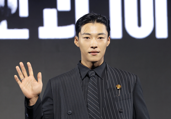 손 인사 하는 우도환