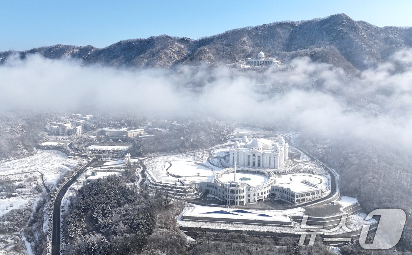 본문 이미지 - 경기도 가평 통일교 천원궁과 천정궁 젼경. 2025.12.15/뉴스1 ⓒ News1 구윤성 기자