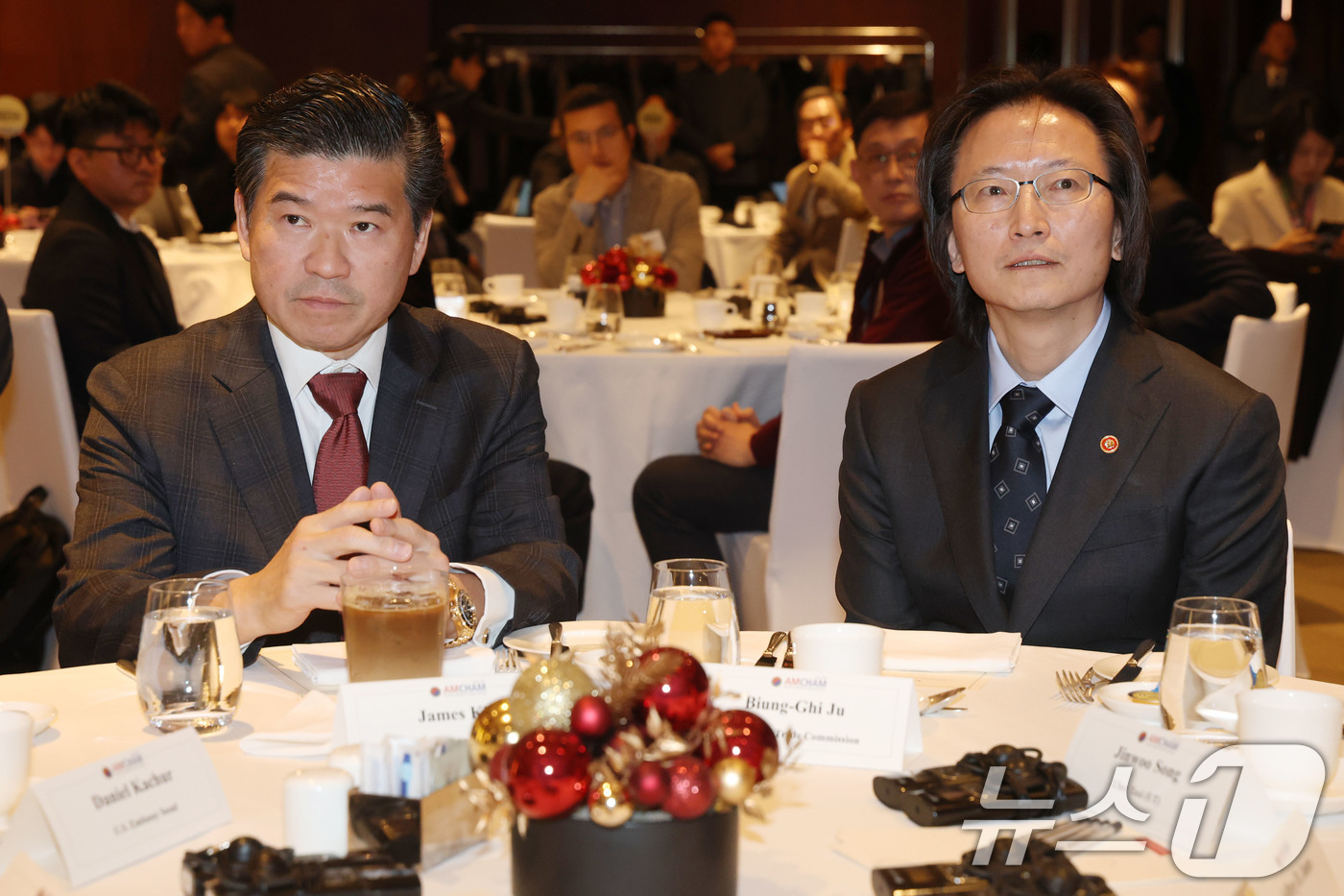 (서울=뉴스1) 이광호 기자 = 제임스 김 주한미국상공회의소(AMCHAM) 회장 겸 대표이사(왼쪽)와 주병기 공정거래위원장이 15일 오전 서울 용산구 그래드하얏트 서울에서 열린 주 …