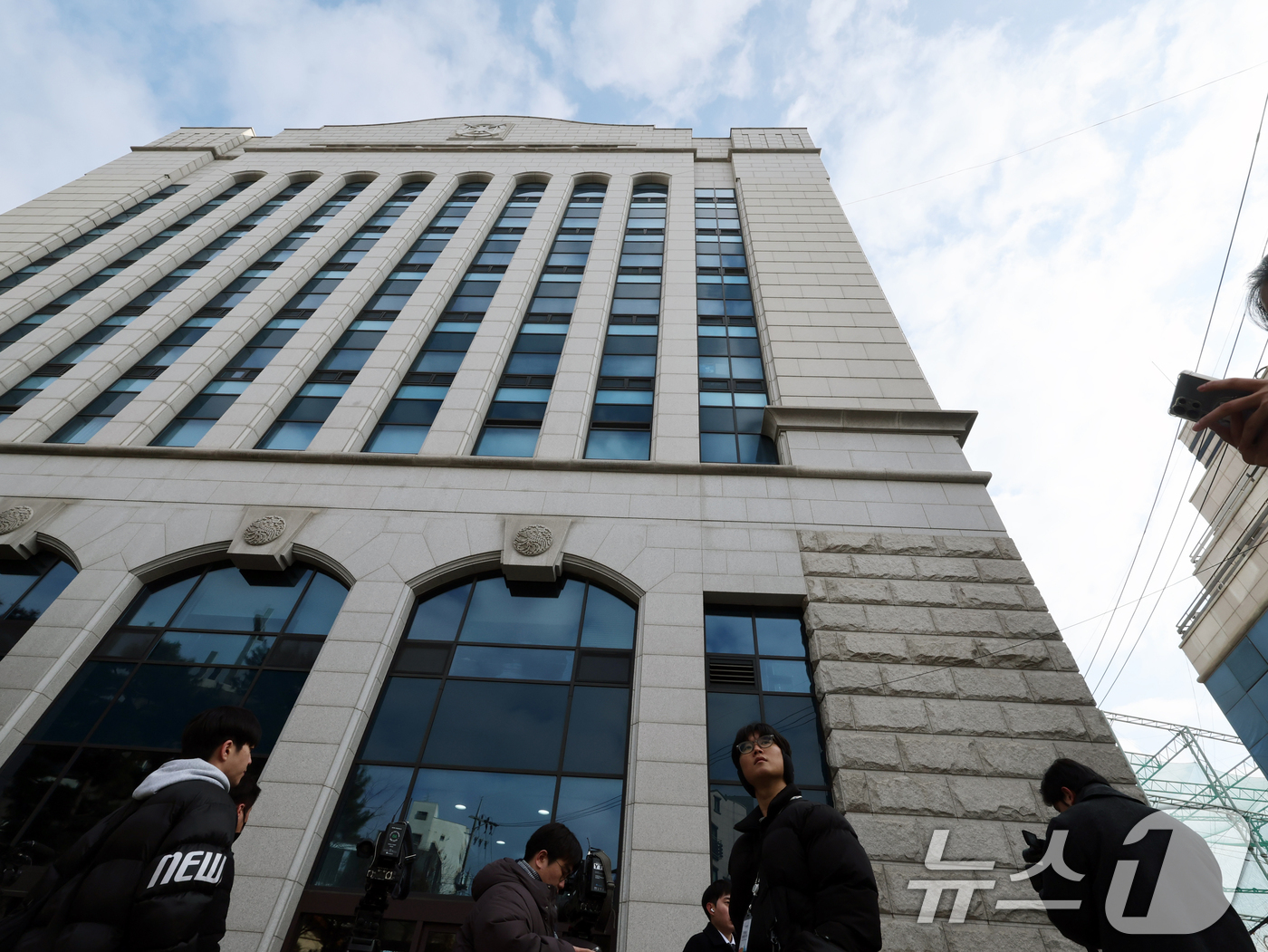 (서울=뉴스1) 황기선 기자 = 15일 서울 용산구 세계평화통일가정연합(통일교) 서울본부에 적막감이 흐르고 있다.서울본부경찰청 국가수사본부 특별전담수사팀은 이날 오전부터 경기 가평 …