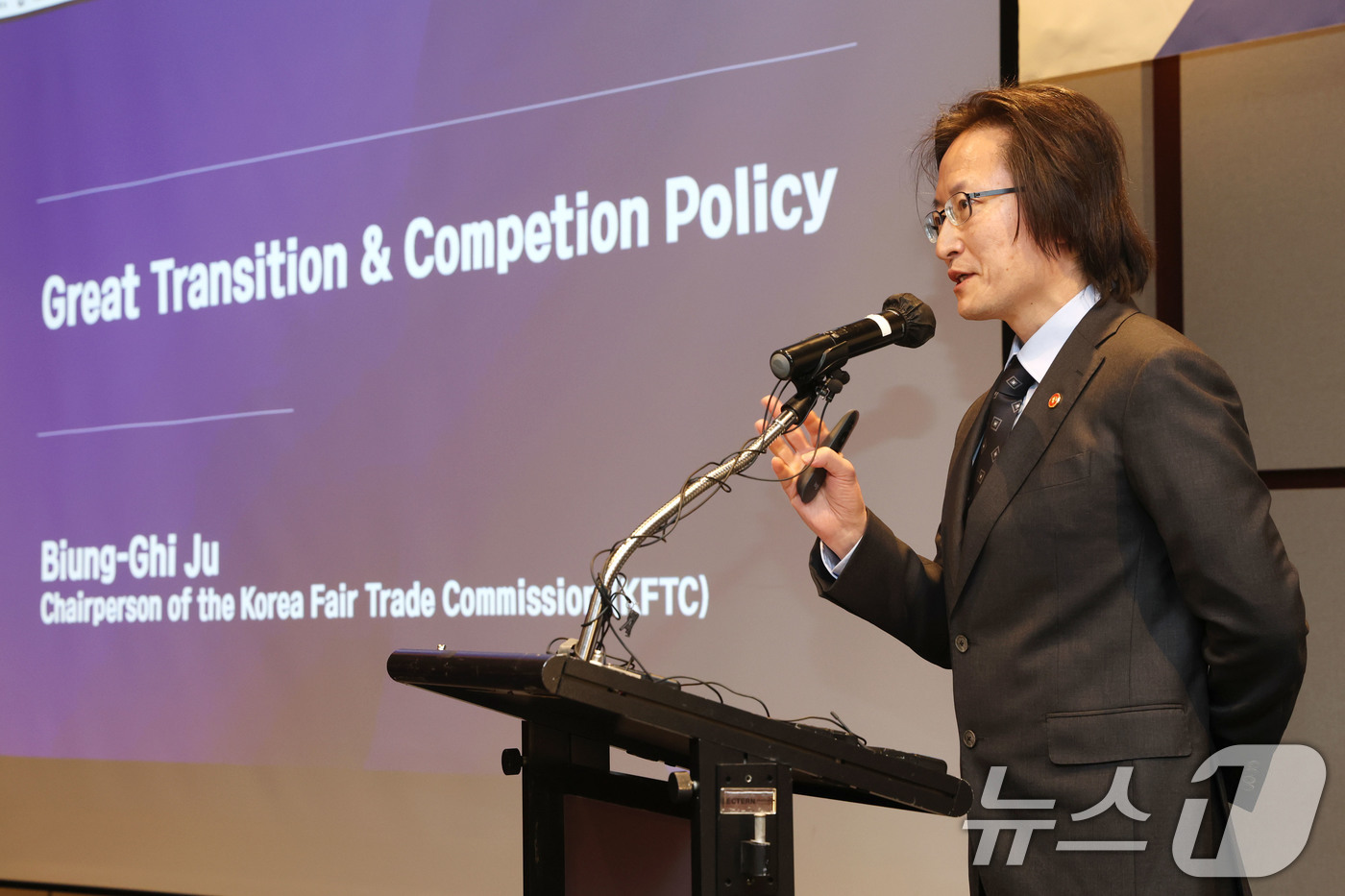 (서울=뉴스1) 이광호 기자 = 주병기 공정거래위원장이 15일 오전 서울 용산구 그래드하얏트 서울에서 열린 주한미국상공회의소의 공정거래위원장 초청 정책간담회에 참석해 강연하고 있다 …