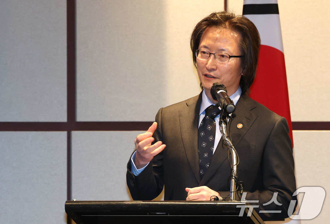 (서울=뉴스1) 이광호 기자 = 주병기 공정거래위원장이 15일 오전 서울 용산구 그래드하얏트 서울에서 열린 주한미국상공회의소의 공정거래위원장 초청 정책간담회에 참석해 강연하고 있다 …