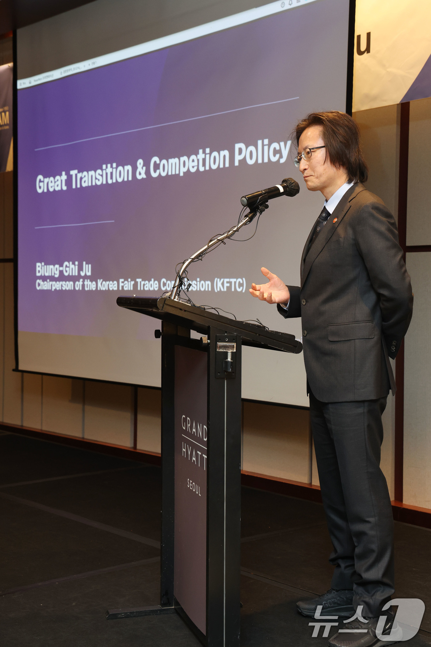 (서울=뉴스1) 이광호 기자 = 주병기 공정거래위원장이 15일 오전 서울 용산구 그래드하얏트 서울에서 열린 주한미국상공회의소의 공정거래위원장 초청 정책간담회에 참석해 강연하고 있다 …