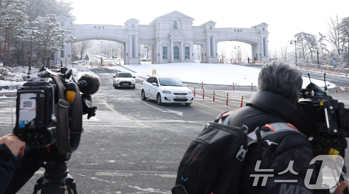 (가평=뉴스1) 구윤성 기자 = 경찰이 세계평화통일가정연합(통일교)의 정치권 불법 지원 의혹에 대해 전방위적인 압수수색에 나선 15일 경기도 가평 통일교 천정궁 출입구를 통해 차량 …