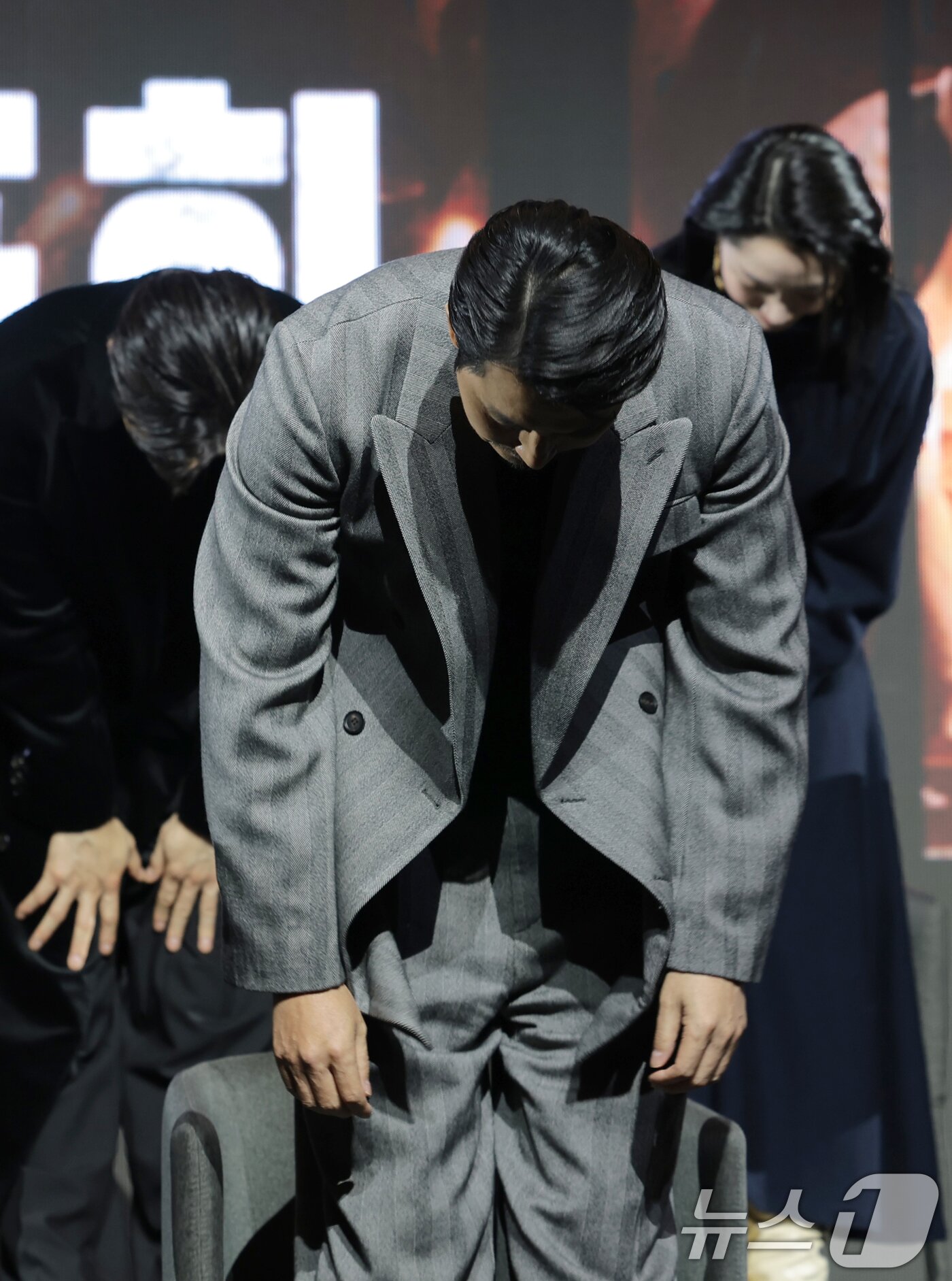 본문 이미지 - 배우 정우성이 15일 서울 강남구 그랜드 인터컨티넨탈 파르나스에서 진행된 디즈니+ 오리지널 시리즈 '메이드 인 코리아' 제작발표회에 참석해 인사를 하고 있다. ⓒ News1 권현진 기자