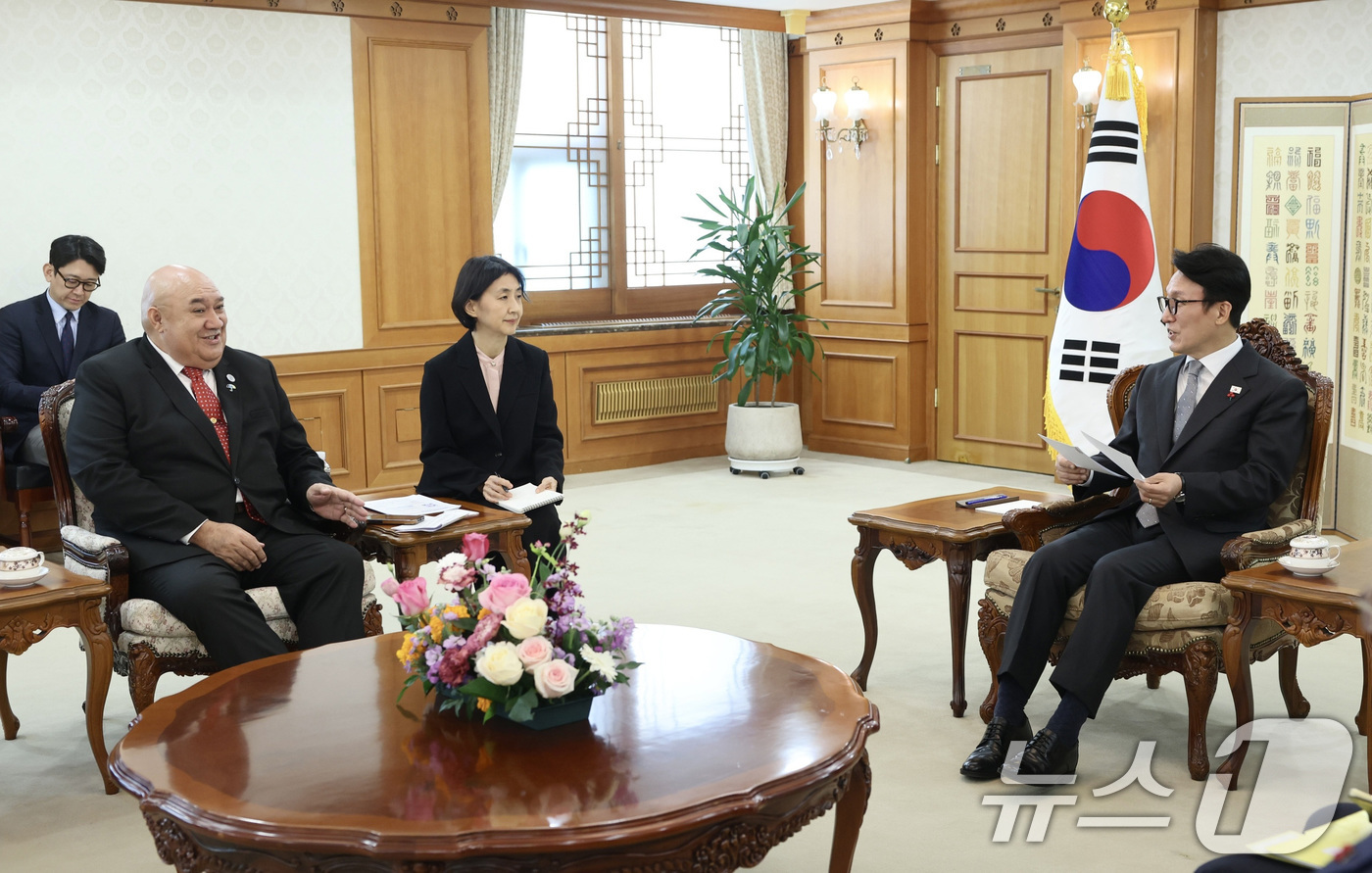 (서울=뉴스1) 임세영 기자 = 김민석 국무총리가 15일 서울 종로구 정부서울청사에서 사이아 마우 피우칼라(Dr. Saia Ma'u Piukala) WHO 서태평양지역사무처 사무처 …