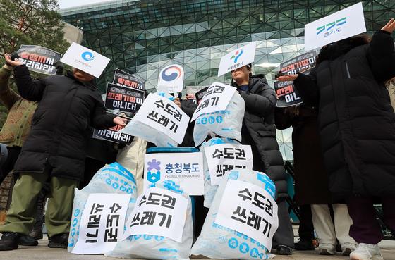 쓰레기 직매립 금지 첫날, 서울 자치구들 '민간 병행 체계' 가동