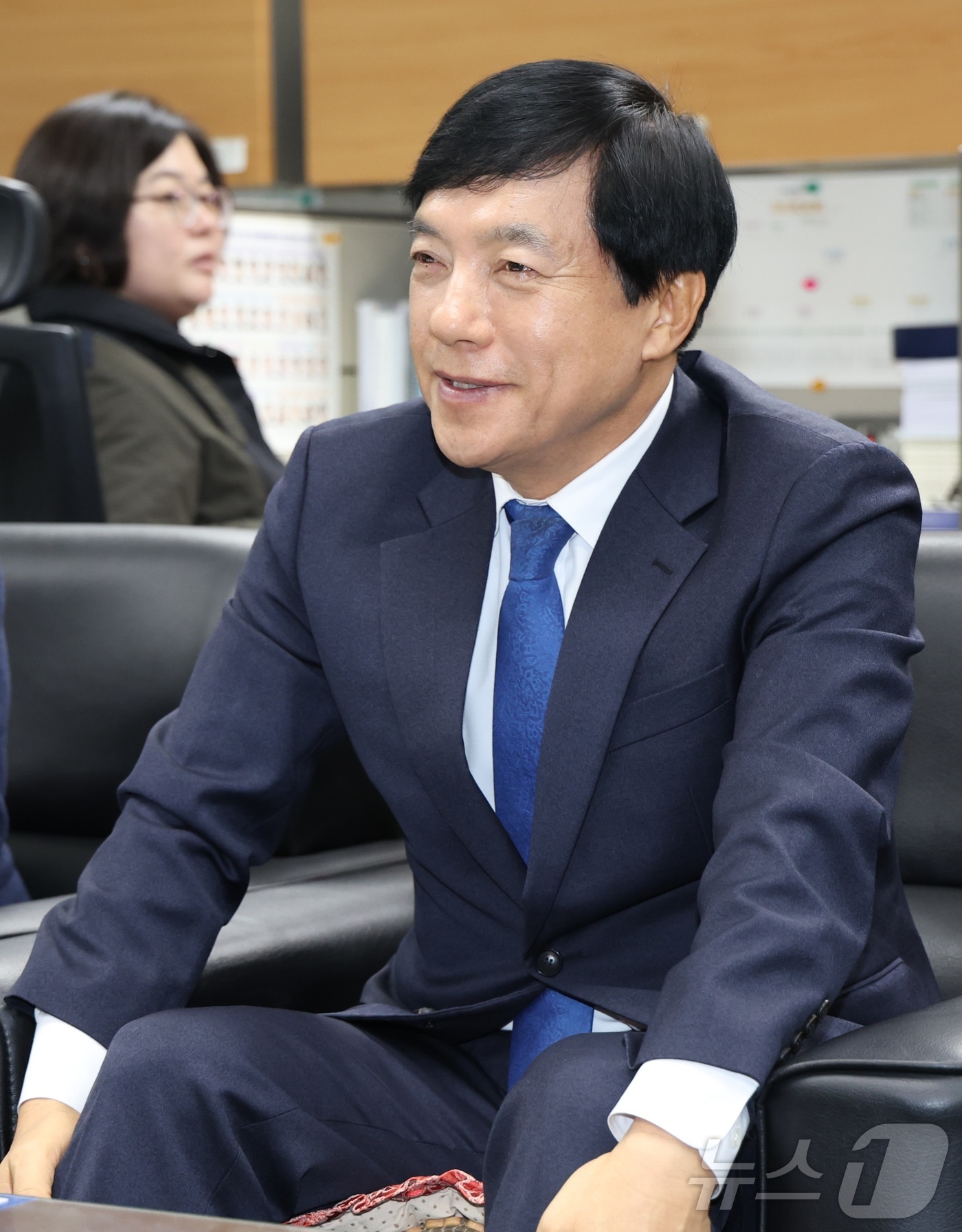 (전주=뉴스1) 유경석 기자 = 더불어민주당 최고위원 보궐선거에 출마한 이성윤 국회의원(전북 전주을)이 15일 전북 전주시 전북특별자치도의회 기자실을 찾아 간담회를 열고 질의에 답 …