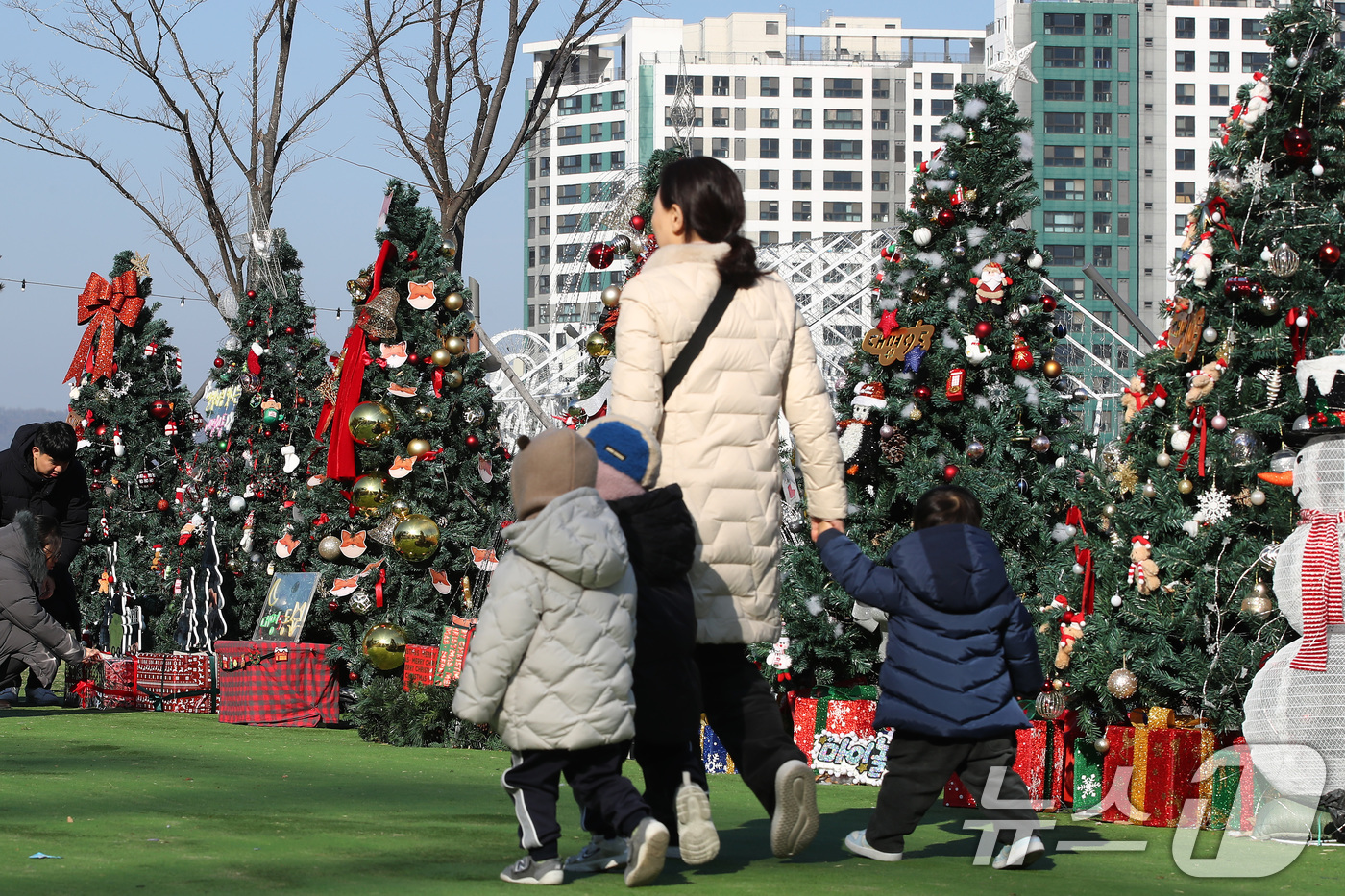 (대구=뉴스1) 공정식 기자 = 15일 대구 남구 앞산빨래터공원을 찾은 어린이들이 지역 13개 동 주민이 꾸민 크리스마스트리를 감상하고 있다.대구 남구는 오는 20~21일 이곳에서 …