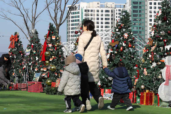 지역 주민이 꾸민 크리스마스트리