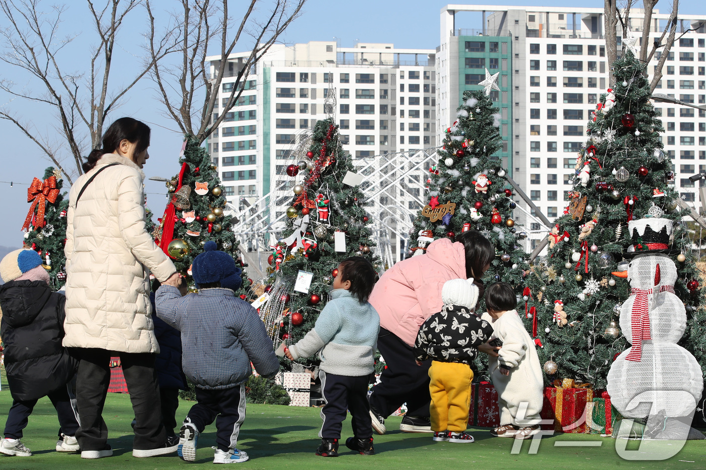 (대구=뉴스1) 공정식 기자 = 15일 대구 남구 앞산빨래터공원을 찾은 어린이들이 지역 13개 동 주민이 꾸민 크리스마스트리를 감상하고 있다.대구 남구는 오는 20~21일 이곳에서 …