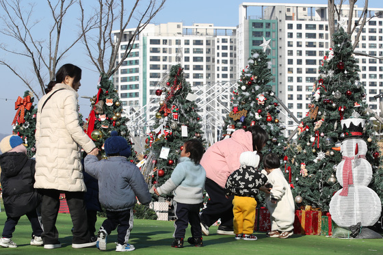 지역 주민이 꾸민 크리스마스트리