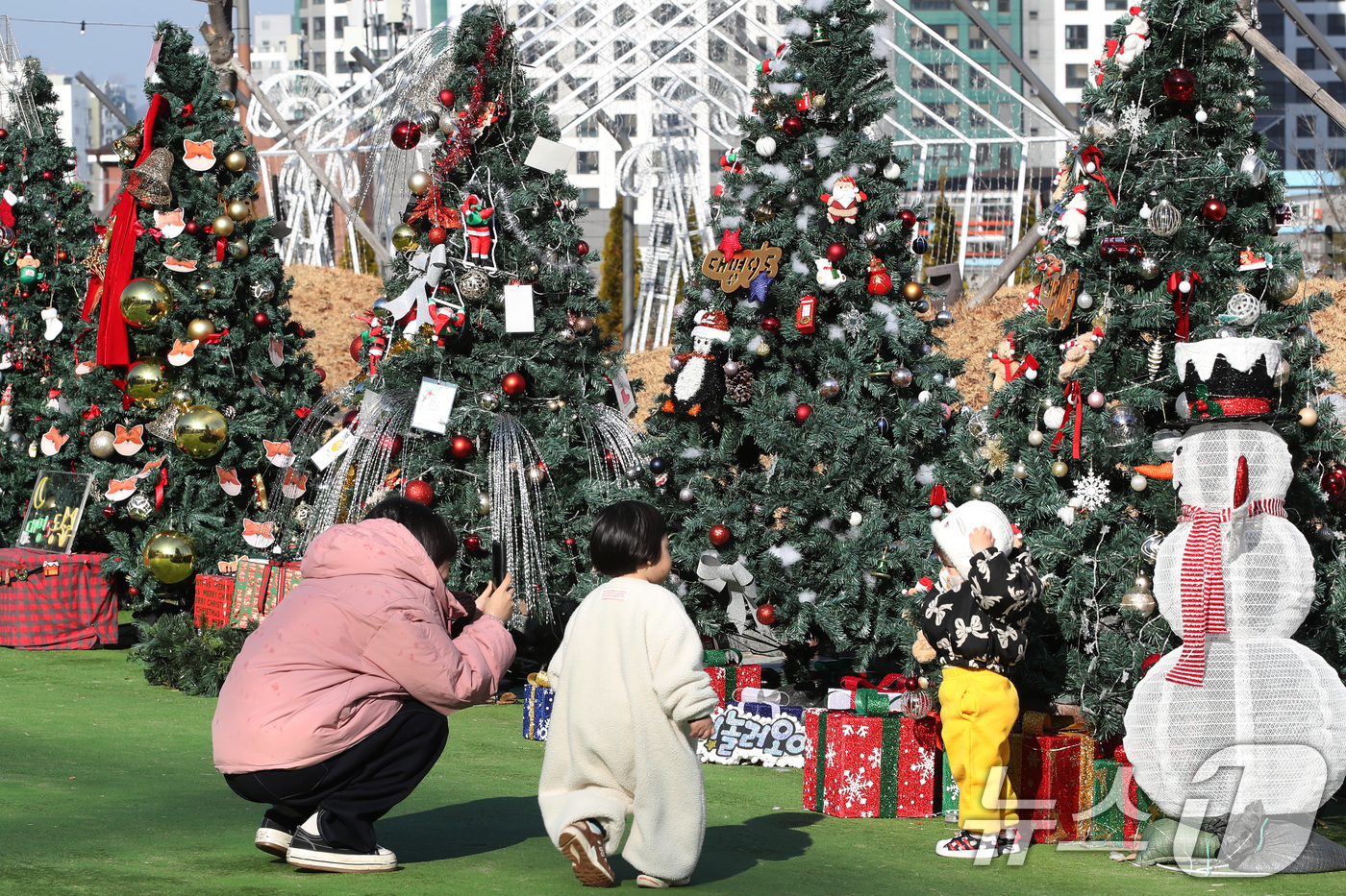 (대구=뉴스1) 공정식 기자 = 15일 대구 남구 앞산빨래터공원을 찾은 어린이들이 지역 13개 동 주민이 꾸민 크리스마스트리를 감상하고 있다.대구 남구는 오는 20~21일 이곳에서 …