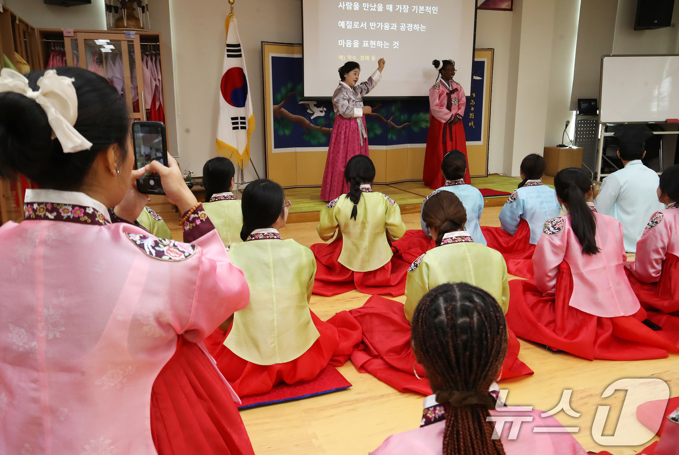 (부산=뉴스1) 윤일지 기자 = 15일 부산 동래구 충렬사 안락서원 교육회관에서 동서대학교 외국어교육원 한국어연수과정에 참가한 외국인 학생들이 한복을 곱게 차려입고 전통예절을 배우 …