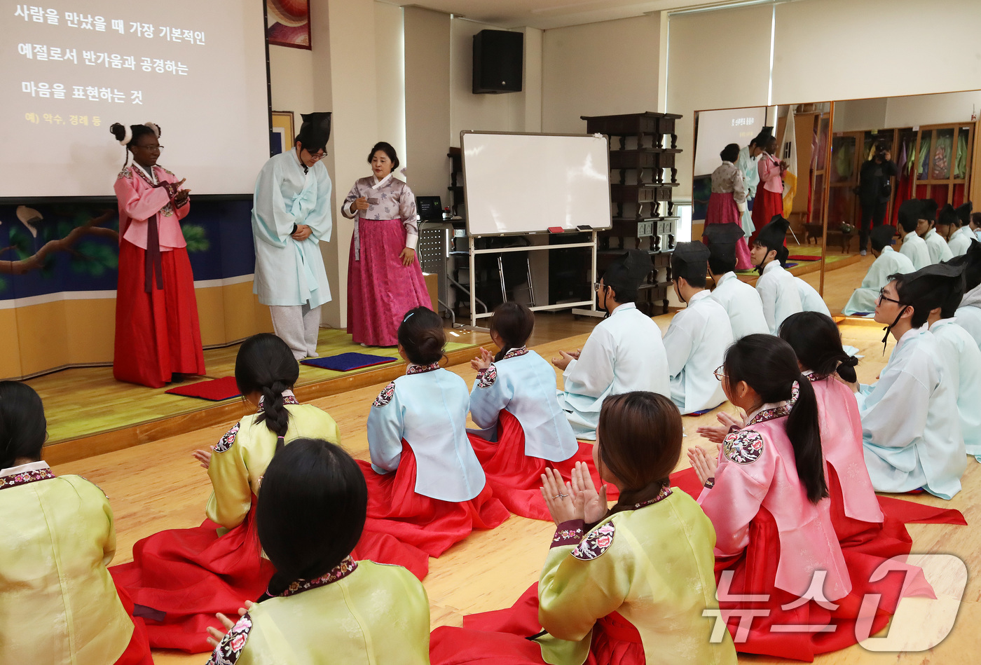 (부산=뉴스1) 윤일지 기자 = 15일 부산 동래구 충렬사 안락서원 교육회관에서 동서대학교 외국어교육원 한국어연수과정에 참가한 외국인 학생들이 한복을 곱게 차려입고 전통예절을 배우 …