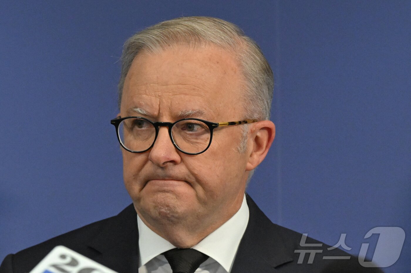 본문 이미지 - 앤서니 앨버니지 호주 총리가 15일 시드니 본다이 비치 인근에서 발생한 유대교 축제 총기난사 사건에 관해 브리핑하고 있다. 2025.12.15 ⓒ 로이터=뉴스1 ⓒ News1 강민경 기자