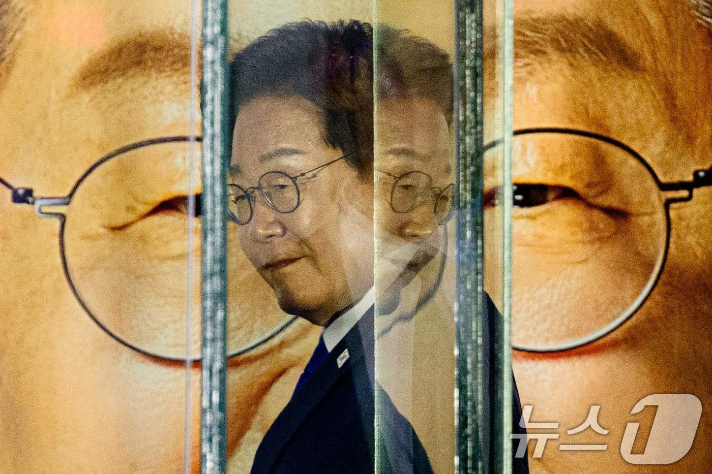 (서울=뉴스1) = 이재명 대통령의 사진이 미국 시사지 타임 선정 '올해의 100대 사진'에 선정됐다. 사진은 지난 6월 4일 이재명 당시 민주당 대선 후보가 서울에서 대선 최종 …